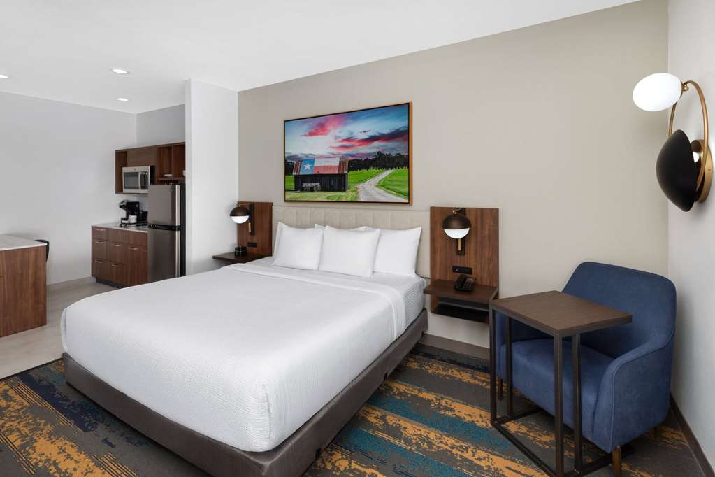 La Quinta Inn & Suites by Wyndham San Antonio at the RIM - photo 29