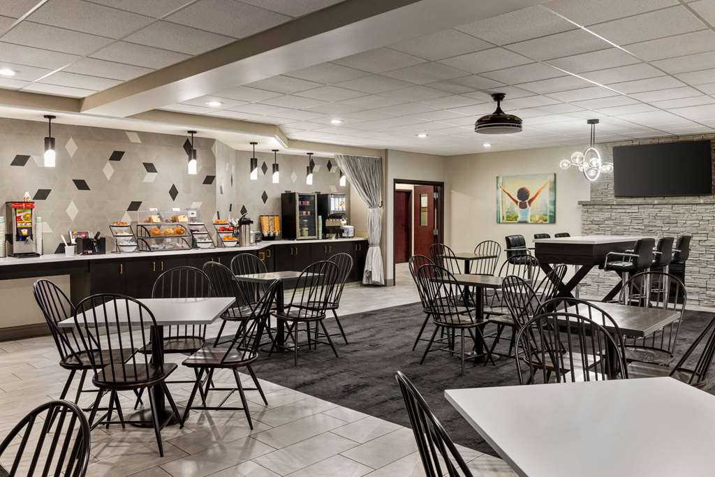 La Quinta Inn & Suites by Wyndham Lake George - photo 35