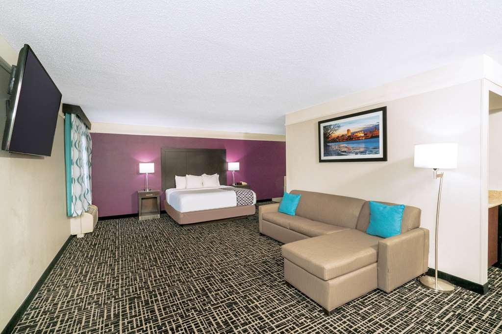 La Quinta Inn & Suites by Wyndham Latham Albany Airport - photo 21
