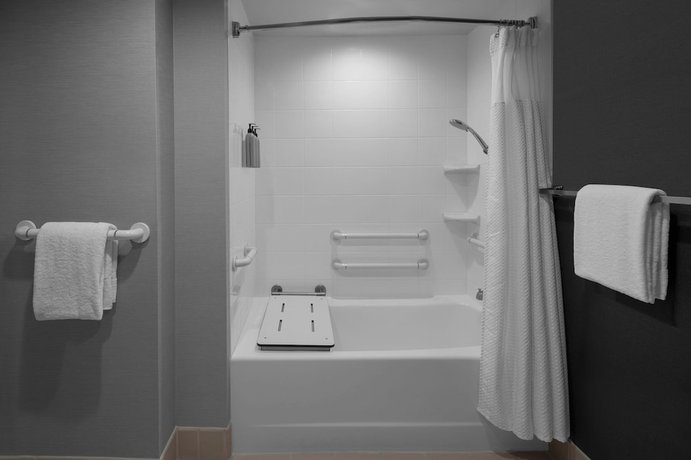 Courtyard by Marriott Los Angeles Burbank Airport - photo 18