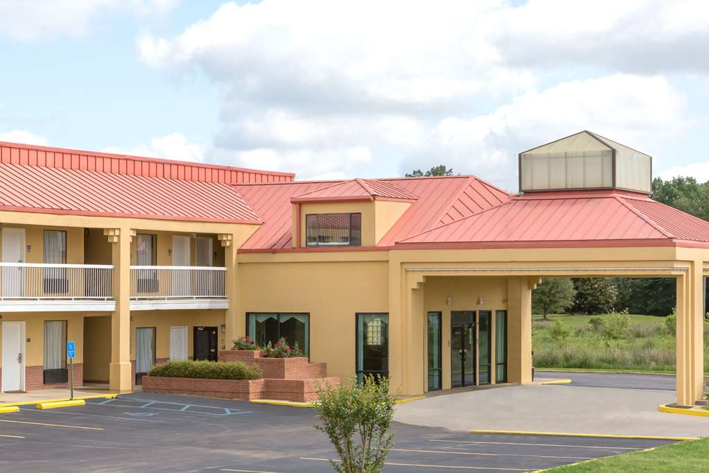 Super 8 by Wyndham Madison Ridgeland Area in Madison, United States