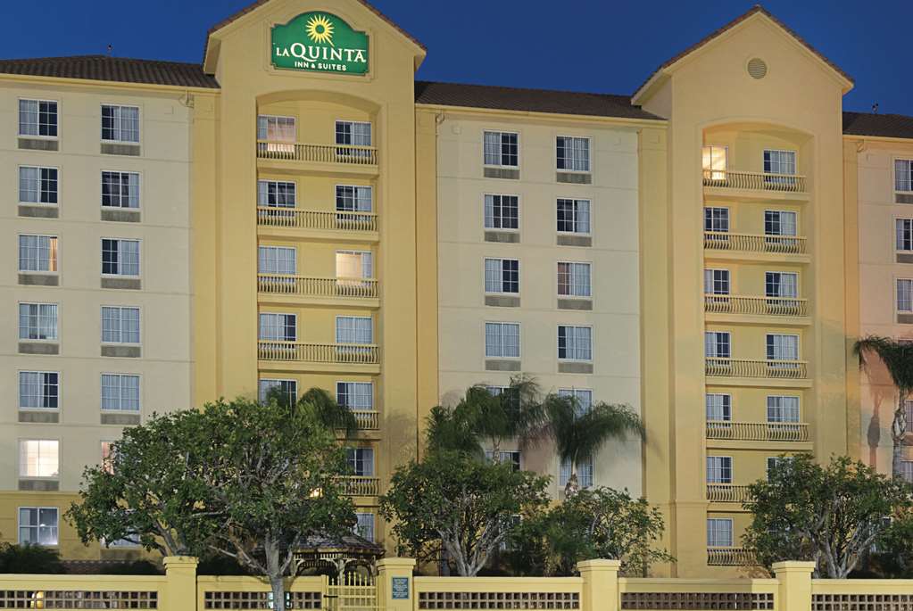 La Quinta Inn & Suites by Wyndham Ontario Airport - photo 2