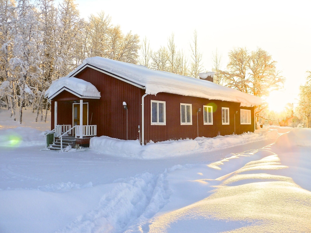 Stora Björnstugan in Laisvallby — hotel in Arjeplog