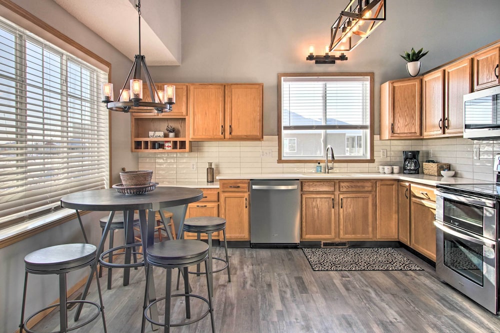 Welcoming West Fargo Retreat w Backyard — hotel in West Fargo