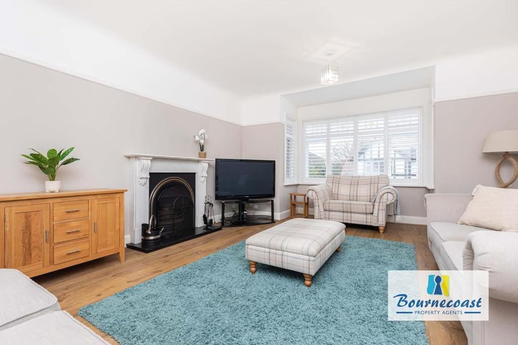 WINSLEY CORNER A Spacious Apartment Near the Sandy Beaches and Shops FM9586 — 4-Star Luxury Hotel in Bournemouth, United Kingdom