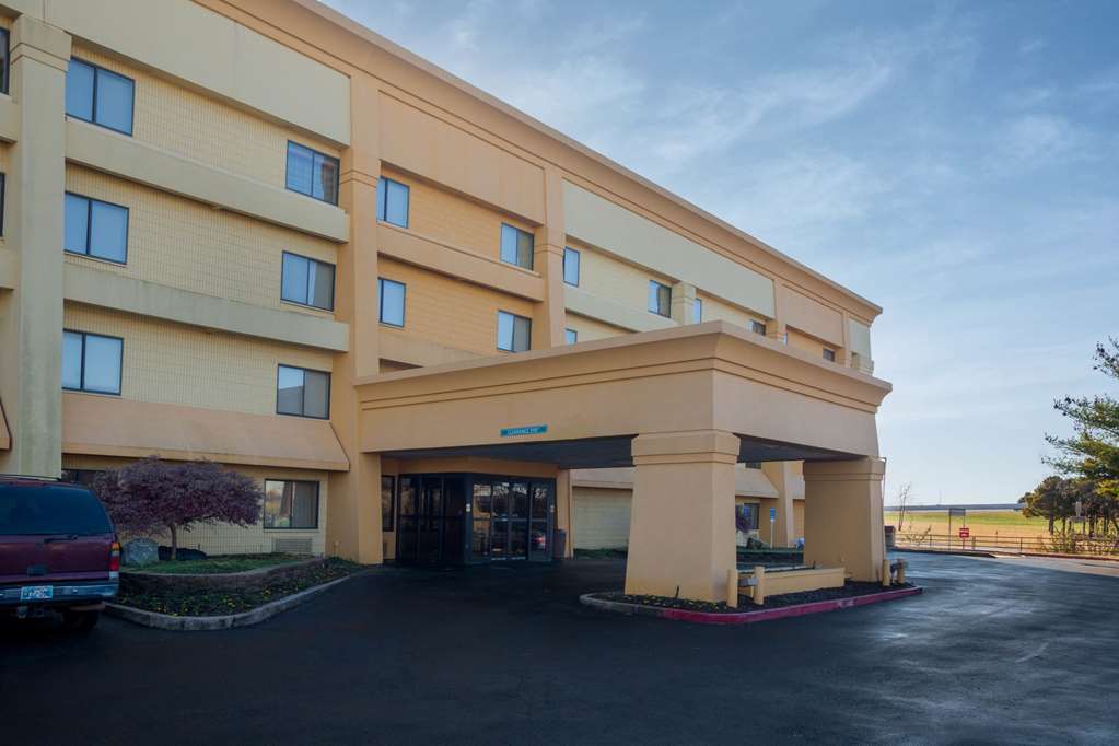 La Quinta Inn & Suites by Wyndham Springdale - featured photo
