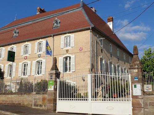 Gîte historique spacieux pour 12 pers proche nature FR 1 583 384 — hotel in La Villedieu-Du-Clain