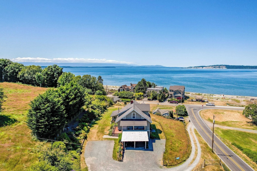 Private Beach Access Water Views Sleeps 18 Historic 6BDR Farmhouse w Deck — 4-Star Luxury Hotel in Clinton, United States