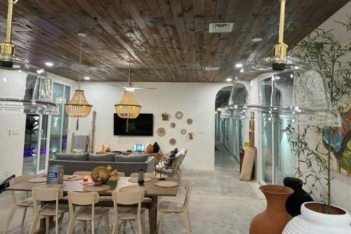Casa Luna Piscina Y Playa — 4-Star Luxury Hotel in La Ceiba, Honduras