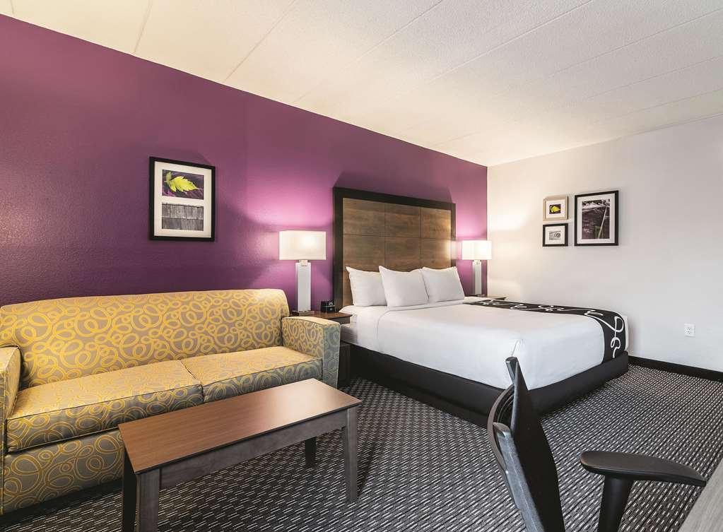 La Quinta Inn & Suites by Wyndham Salem NH - photo 26