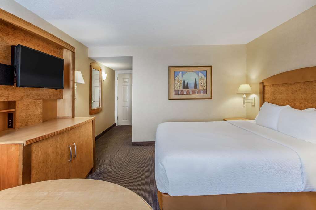La Quinta Inn & Suites by Wyndham Islip MacArthur Airport - photo 18