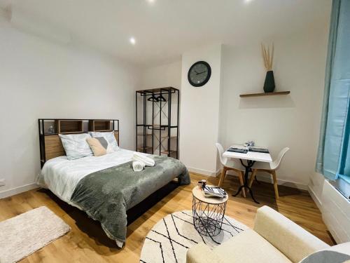 La Ruche Arrageoise Parking Gratuit Cozy Grand Lit Long Sejour in Arras, France