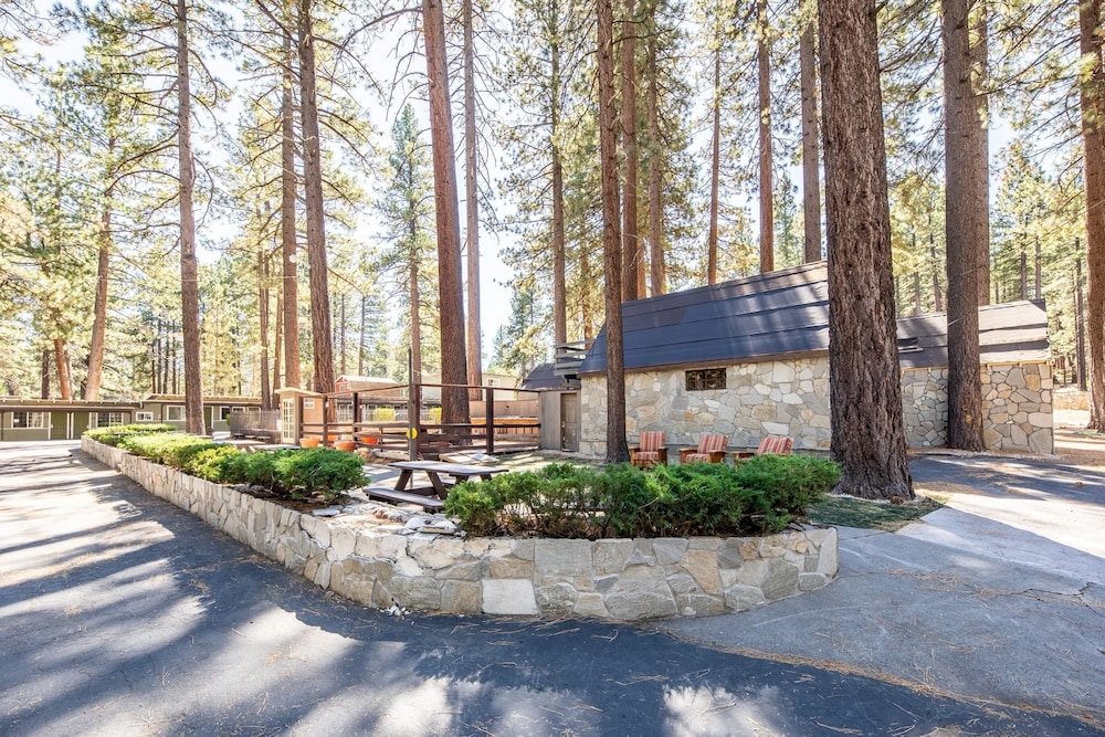 Emerald Bay Lodge - photo 16