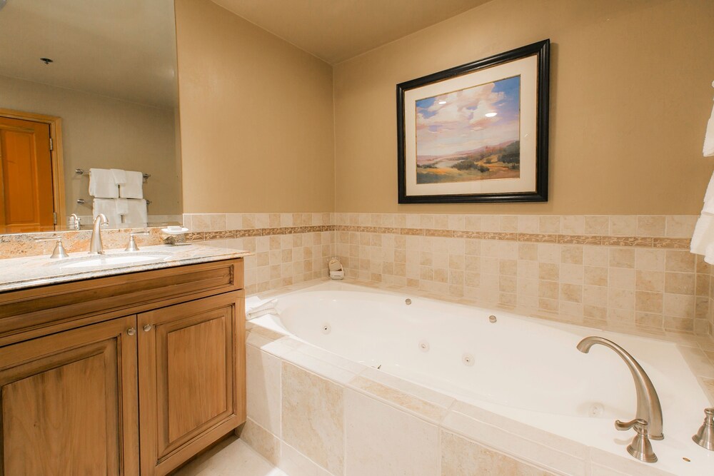 Luxury Three Bedroom Suite with Mountain Views and Hot Tub 3 Apartment Hotel by RedAwning - photo 13