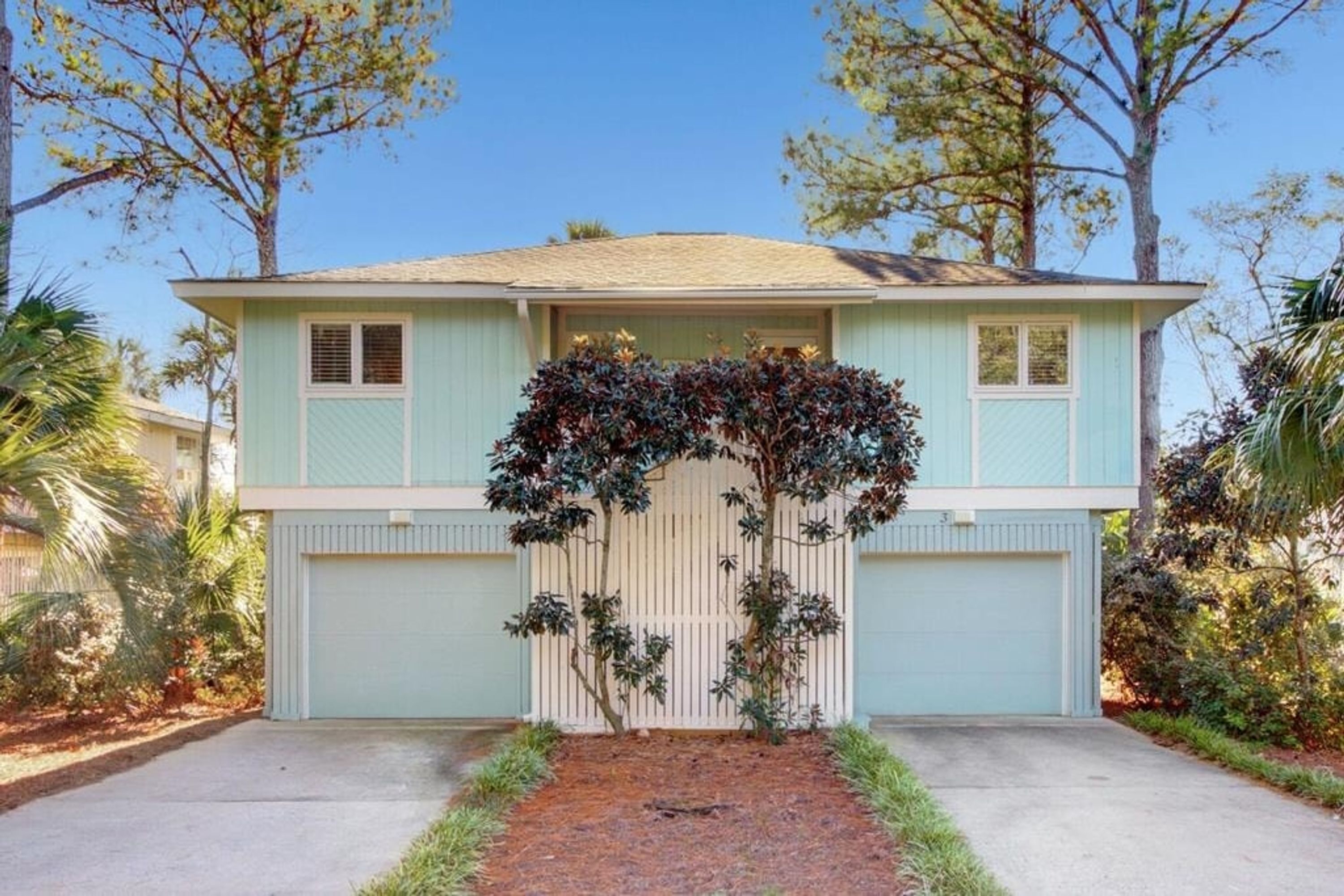 3 Twin Oaks Lane by AvantStay Beach Access Sunroom Great Location in Isle Of Palms, United States