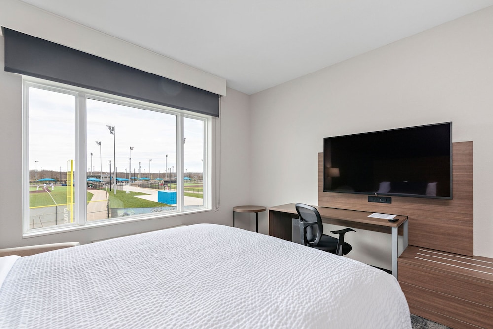 Holiday Inn Exp Parkville - photo 40