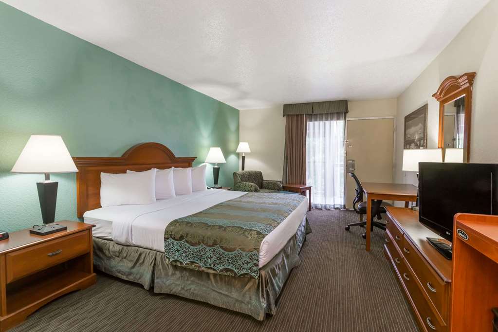 Baymont by Wyndham Sarasota - photo 7