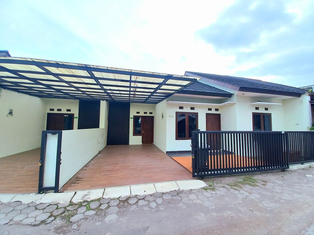 Homestay Jogja Jakal By Simply Homy — 4-Star Luxury Hotel in Yogyakarta, Indonesia