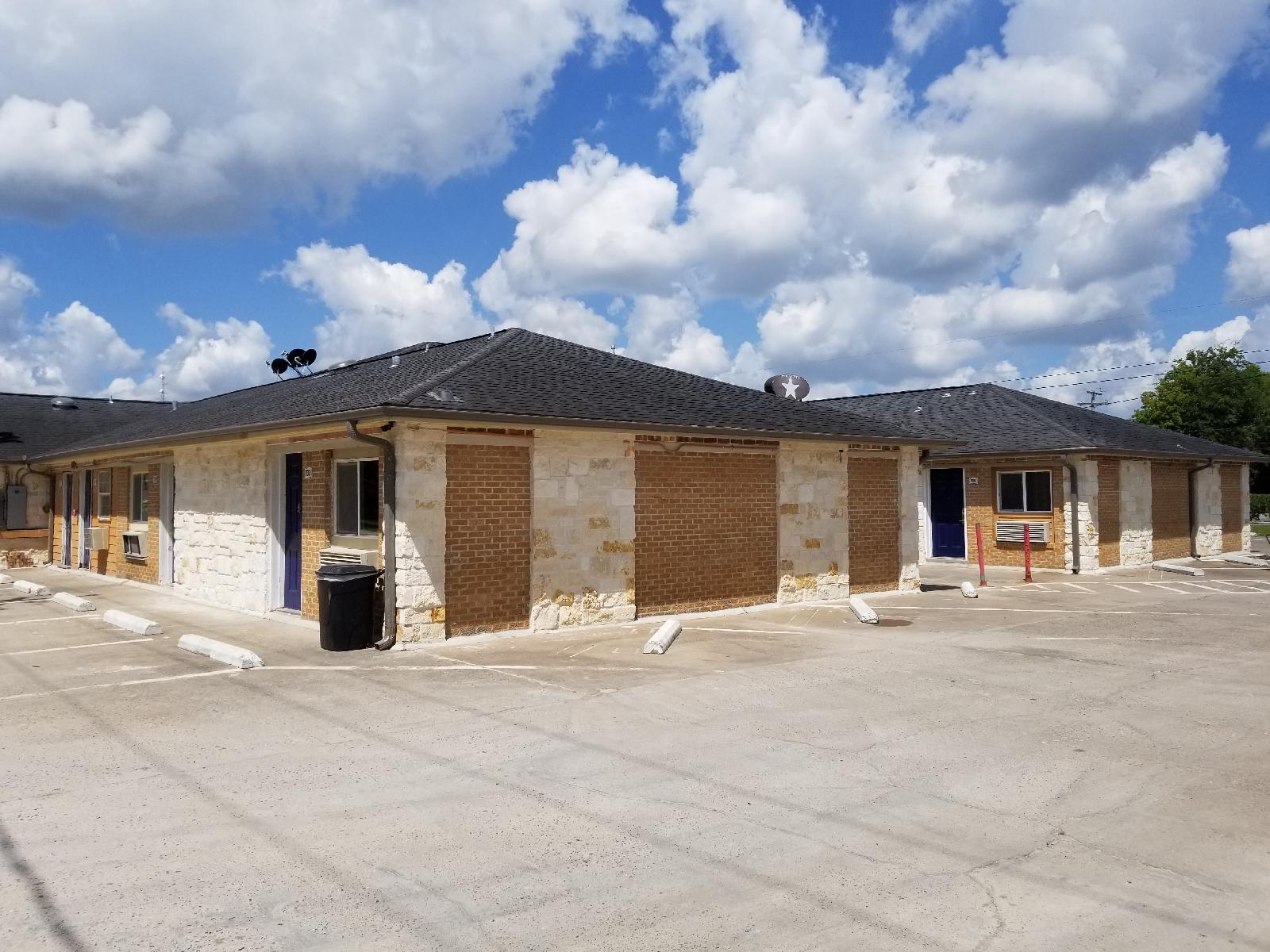 Lone Tree Inn - photo 3