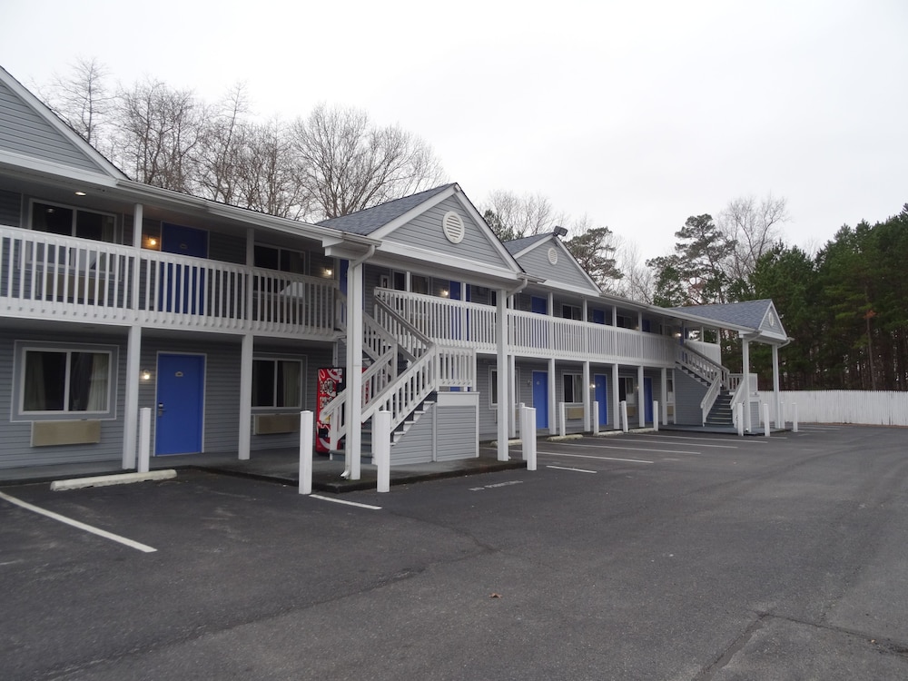 Village Inn and Suites - photo 36