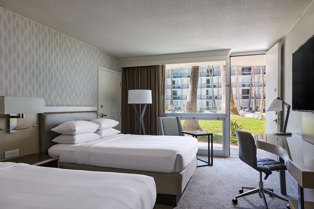 Los Angeles Airport Marriott - photo 17