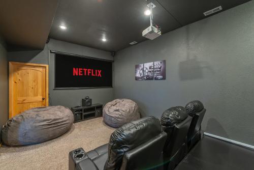 Movie Theater Golf Game Room Hot Tub Views - carbon neutral hotel in Unknown City