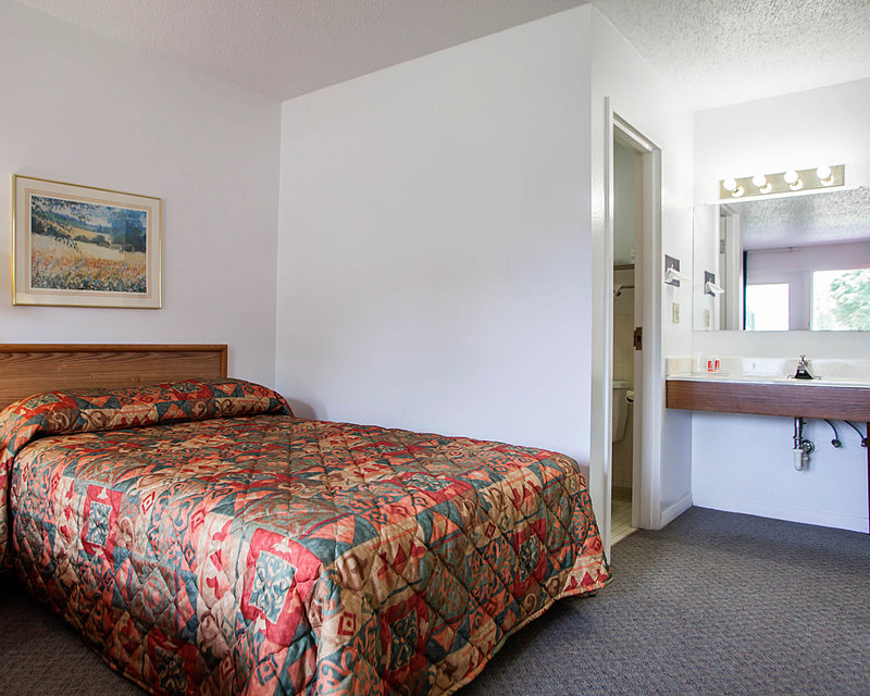 Econo Lodge West Liberty - photo 17