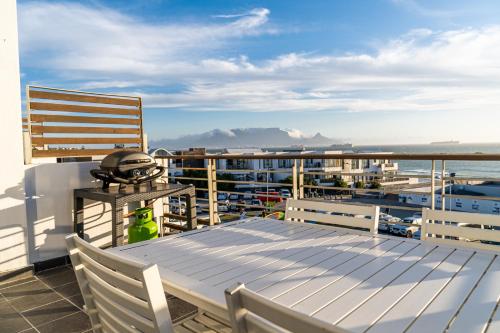 Panoramic Ocean View Beachfront Top floor 2 bed Big Bay 212 Eden on the Bay