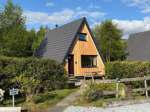 1 Bedroom Cabin with Mountain & Loch Views Quiet Location between Glencoe & Ben Nevis — 4-Star Luxury Hotel in None, United Kingdom
