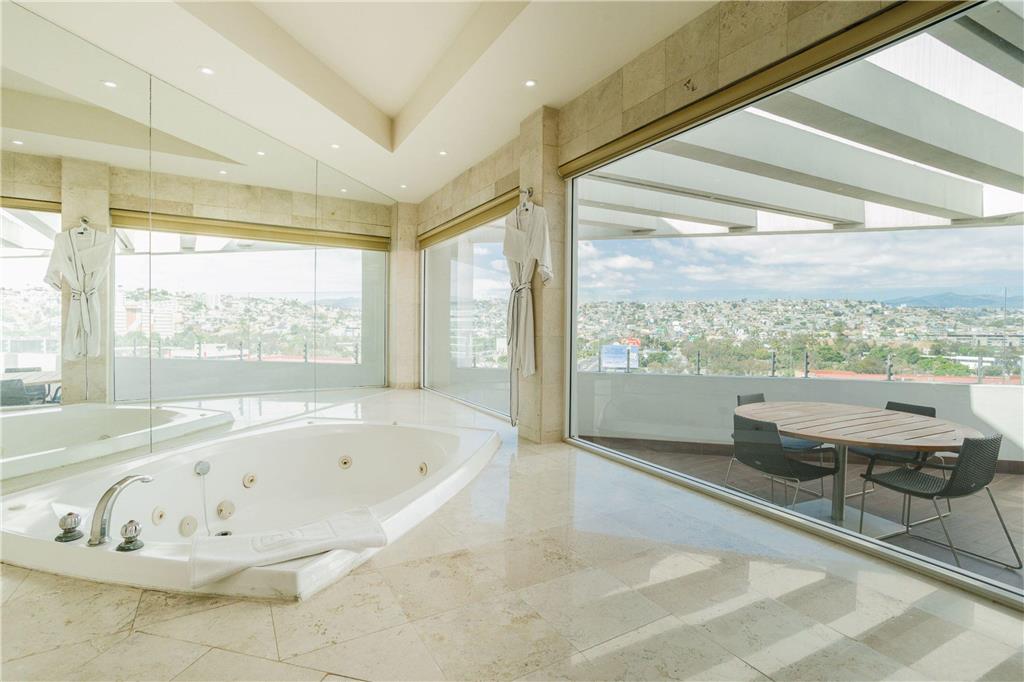 Presidential Suite jacuzzi
