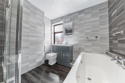 Stylish Luxury Large 4BR KingBed — 4-Star Luxury Hotel in Barrow In Furness, United Kingdom