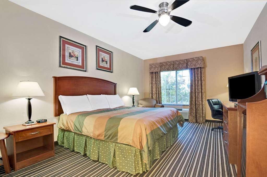 Super 8 by Wyndham Austin Airport South - photo 4