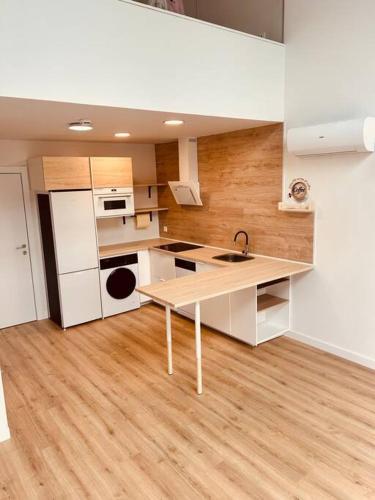 Loft 007 Con Jardin Piscina Garaje Y Netflix — hotel in San Sebastian De Los Reyes