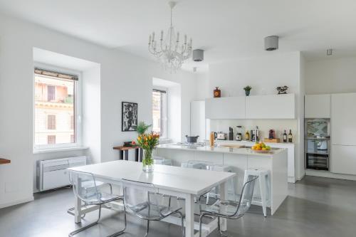 Trastevere Modern 4BR 4baths WIFI AC custom kitchen living room — 4-Star Luxury Hotel in Rome, Italy