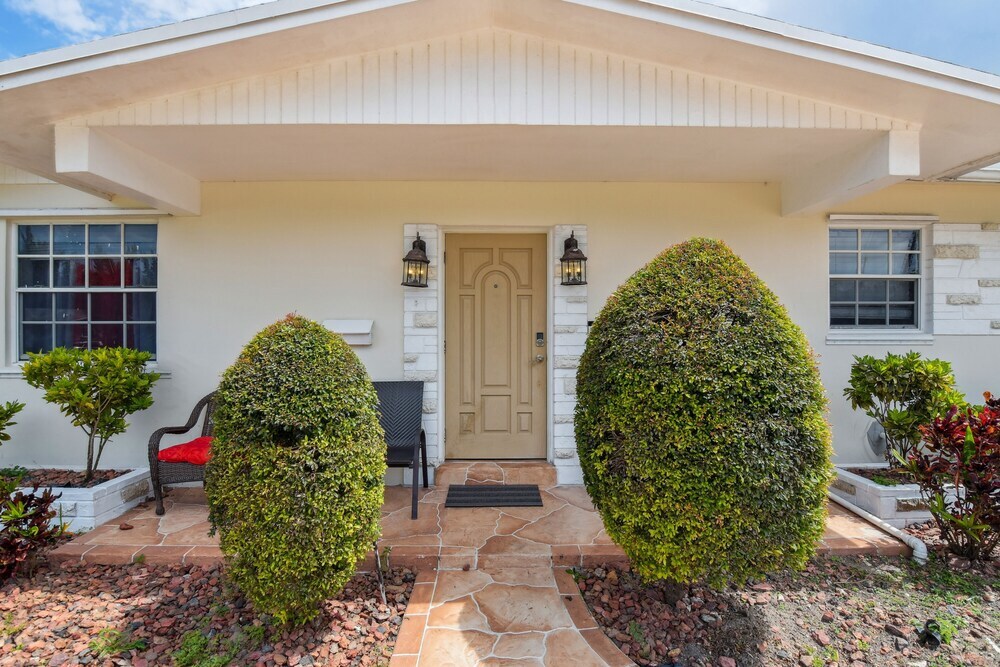 Patio Yard: Family friendly Miami Oasis — hotel in Miami Gardens