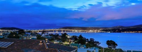 Deep Blue Wow views over river city mountain — hotel in Lindisfarne