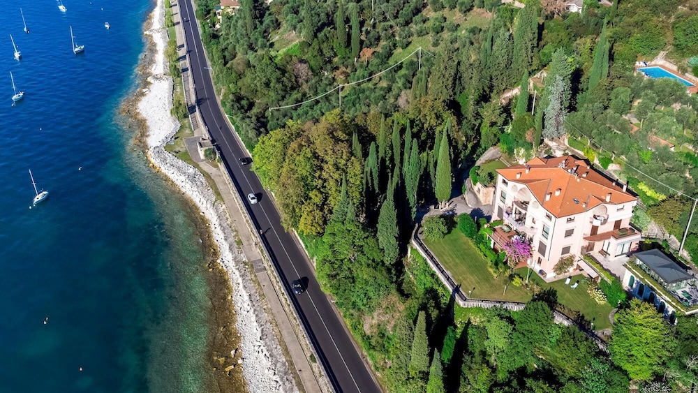Corazza 6&1 Emma Villas — 4-Star Luxury Hotel in Torri Del Benaco, Italy