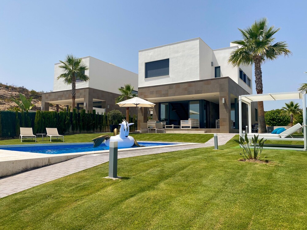 2260 Luxury villa with private pool and seaview — 4-Star Luxury Hotel in Manilva, Spain