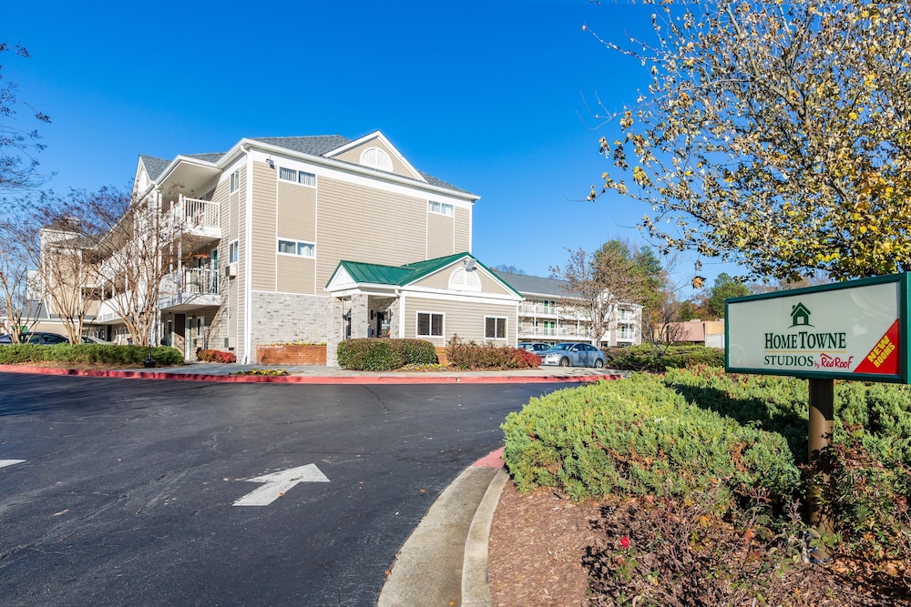 HomeTowne Studios by Red Roof Atlanta Chamblee - photo 22