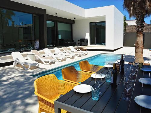 Villa Blanca — 4-Star Luxury Hotel in L'escala, Spain