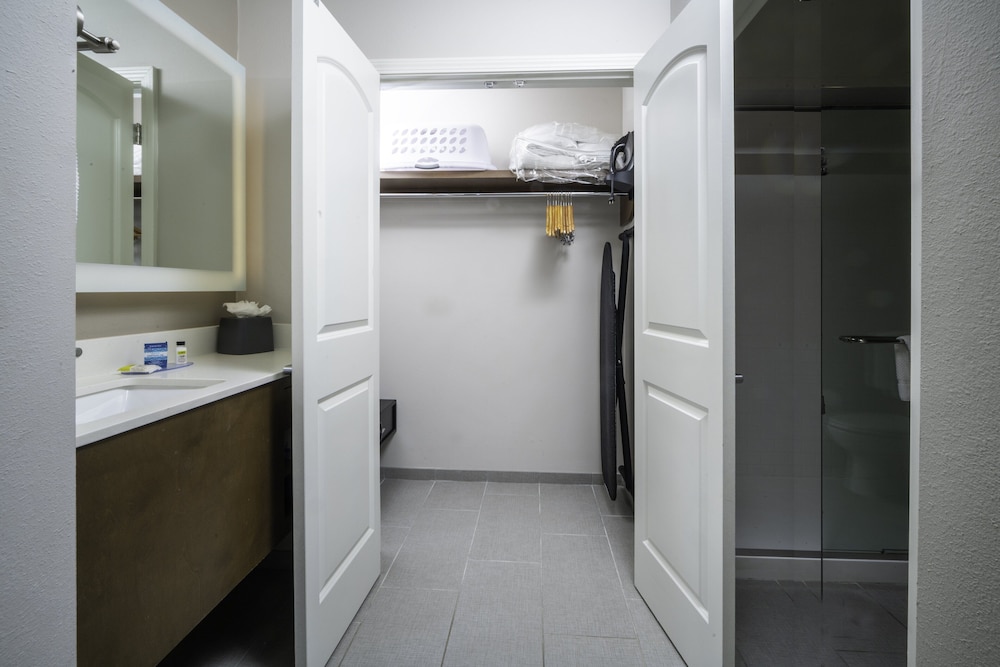 Staybridge Suites Summerville by IHG - photo 29