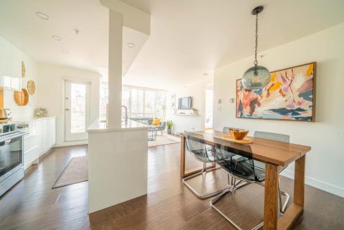 Sunset Beach Walk 2BD 2BA 1PRK Yaletown — 4-Star Luxury Hotel in Vancouver, Canada