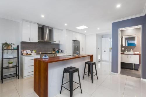 The Perfect Family Escape Modern Huge Backyard — Perth