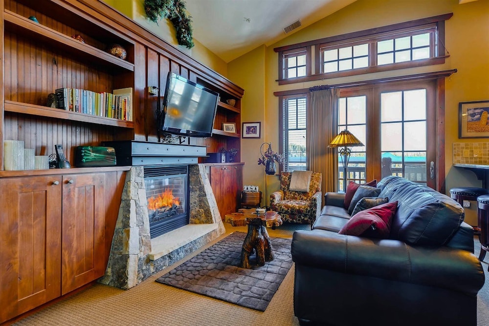 Luxury 3 Bedroom Ski in Ski out One Ski Hill Residence Located at the Base of Peak 8 with Hot Tub Access — 4-Star Luxury Hotel in Breckenridge, United States