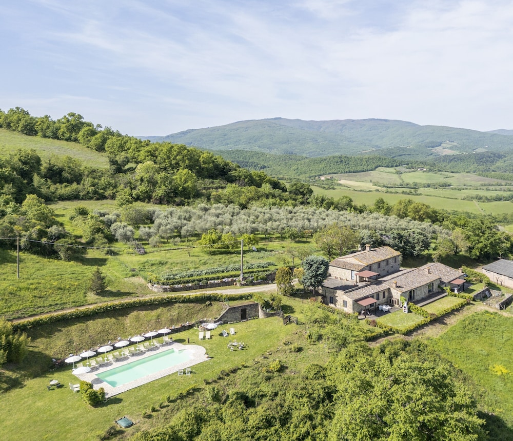Podere Marcigliana — 4-Star Luxury Hotel in Radicondoli, Italy