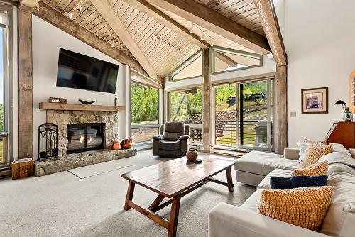 Enclave 307 Snowmass Ski In Ski Out Condo w Shared Pool Hot Tub — 4-Star Luxury Hotel in Snowmass Village, United States
