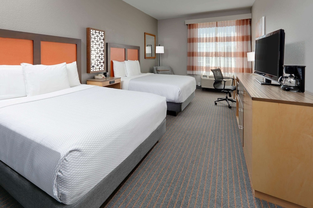 La Quinta Inn & Suites by Wyndham Dallas Love Field - photo 4