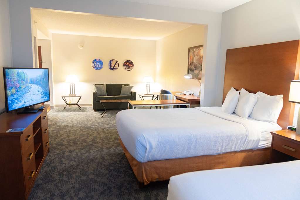 La Quinta Inn & Suites by Wyndham Bannockburn Deerfield - photo 25