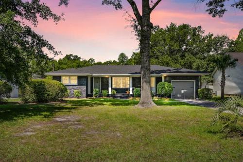 The Tranquil Token Hot Tub & Ping Pong Table in Charleston, United States
