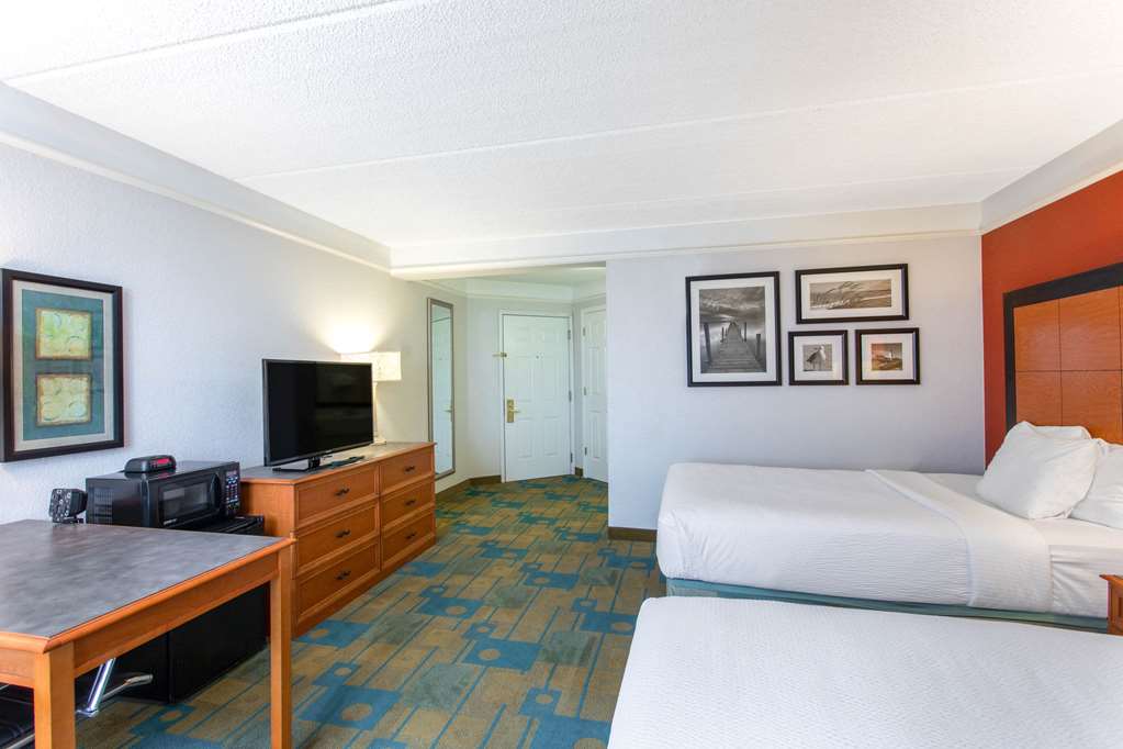 La Quinta Inn & Suites by Wyndham Jacksonville Butler Blvd - photo 14